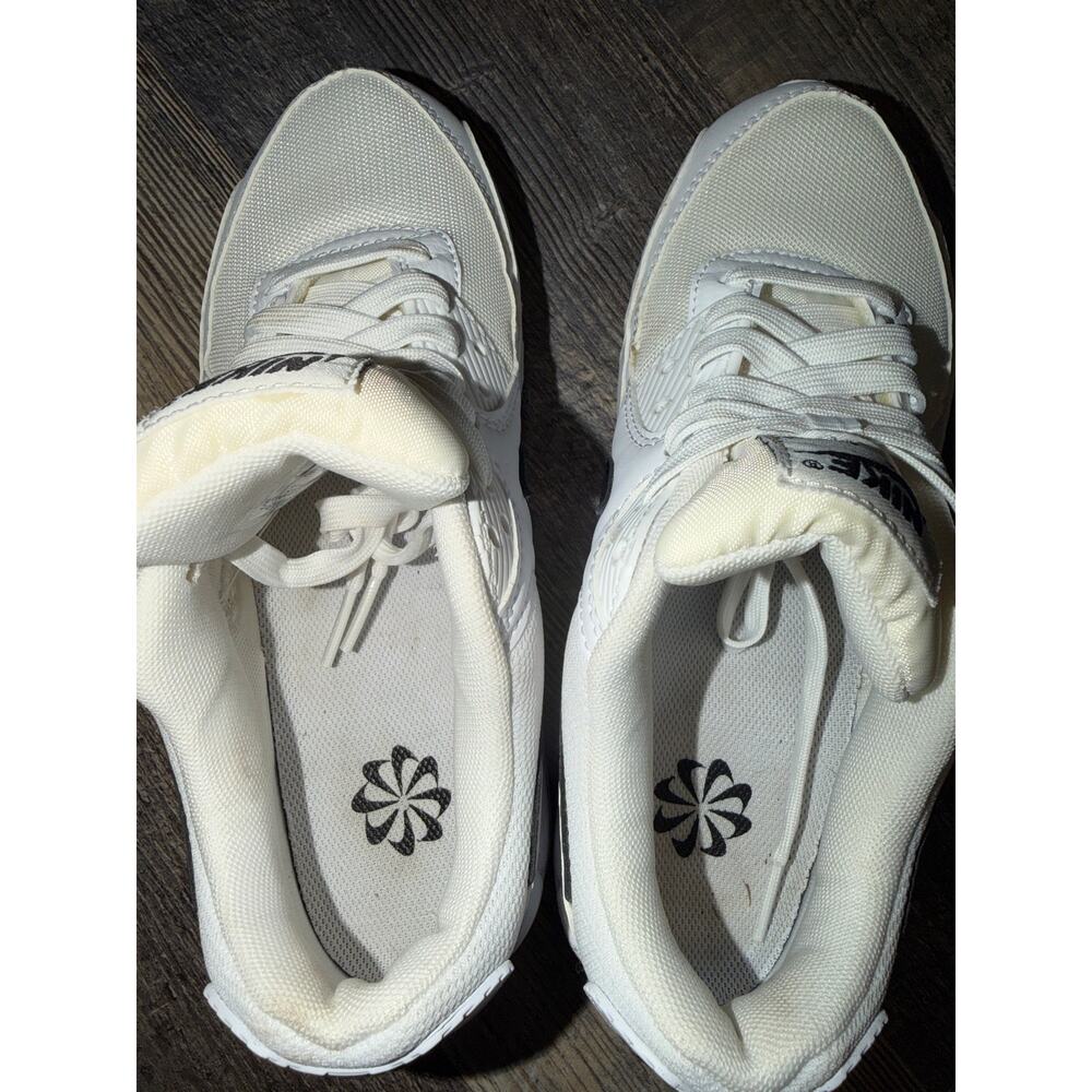 Nike Women’s Air Max 90 sneakers in classic white and black SZ 6.5 - Picture 3 of 8
